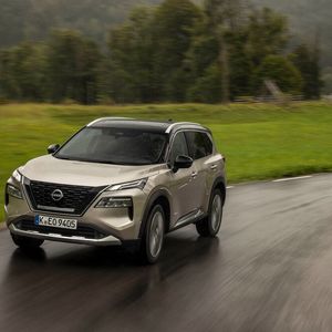 Den X-Trail hat Nissan dagegen komplett erneuert. Er ist erstmals auch mit einem rein elektrischen Allradantrieb lieferbar, der gut zum E-Power-Antrieb passt.(Bild:  Nissan)
