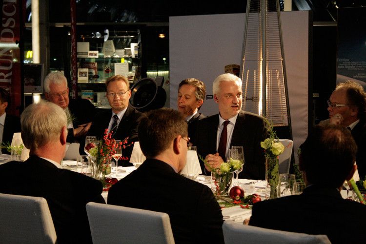 Mittendrin in der Diskussion: (v. li.) Joachim von Maltzan (»kfz-betrieb), Stefan Schreiber (IHK Dortmund), Peter Hüpler (Verwaltungsrat der Hülpert Gruppe), Garrelt Duin (Minister für Wirtschaft, Energie, Industrie, Mittelstand und Handwerk des Landes Nordrhein-Westfalen) und Malte Hinz (Chefredakteur „Westfälische Rundschau“). (Foto: Strategie X)
