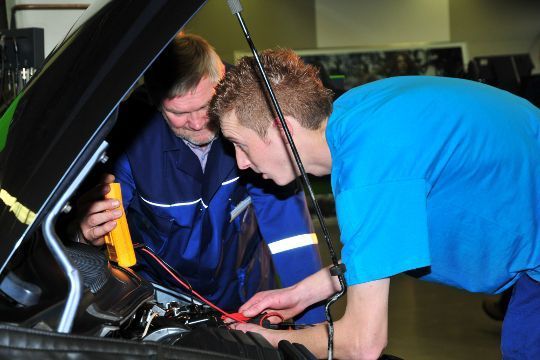 Stefan Ackermann sucht nach dem Fehler im Gasfahrzeug. (Schmidt)