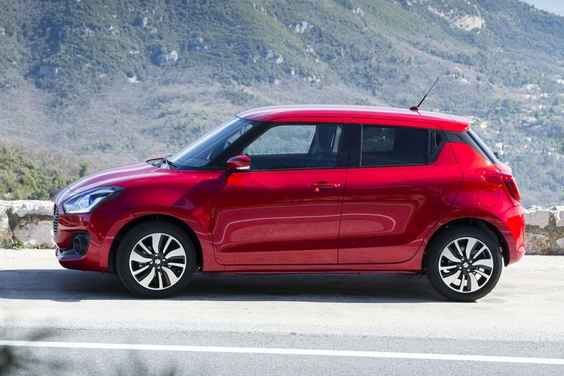 Nun zu den Neuerungen: Generation sechs des Swift ist mit 3,84 Meter einen Zentimeter kürzer als der Vorgänger, der Radstand fällt mit 2,45 Metern dagegen um zwei Zentimeter länger aus. (Suzuki)