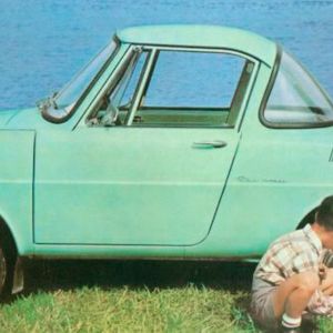 Der Mazda R360, hier die Coupé-Version, wurde von einem luftgekühlten Zweizylinder-Viertaktmotor mit 356 Kubikzentimetern angetrieben, der 12 kW/16 PS leistete. Dieser saß im Heck und trieb über ein Vierganggetriebe die Hinterräder an. Als Limousinen-Version bot der Kleine Platz für vier Personen.(Bild:  Mazda)