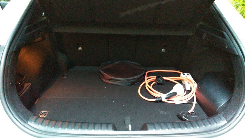 Obwohl die Batterie 135 Liter Kofferraumvolumen kostet, bietet der XCeed PHEV mit 291 bis 1.243 Liter genug Platz. (Thomas Günnel/»Automobil Industrie«)