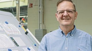 Rund 7,5 Mio. Präzisionsteile verlassen jährlich bei der Ypsotec AG, Grenchen, das Band, erklärt  Jürg Aegerter, Vice President Marketing & Sales.  (U. Drescher/konstruktionspraxis)