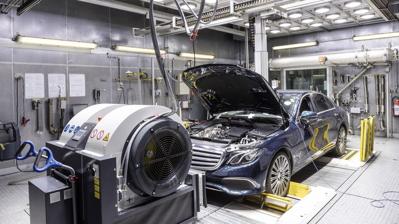 Aufbau eines Prüfstands nach dem WLTP-Vorgaben. China plant seinen Standard (CLTC) zu verschärfen.(Mercedes-Benz)