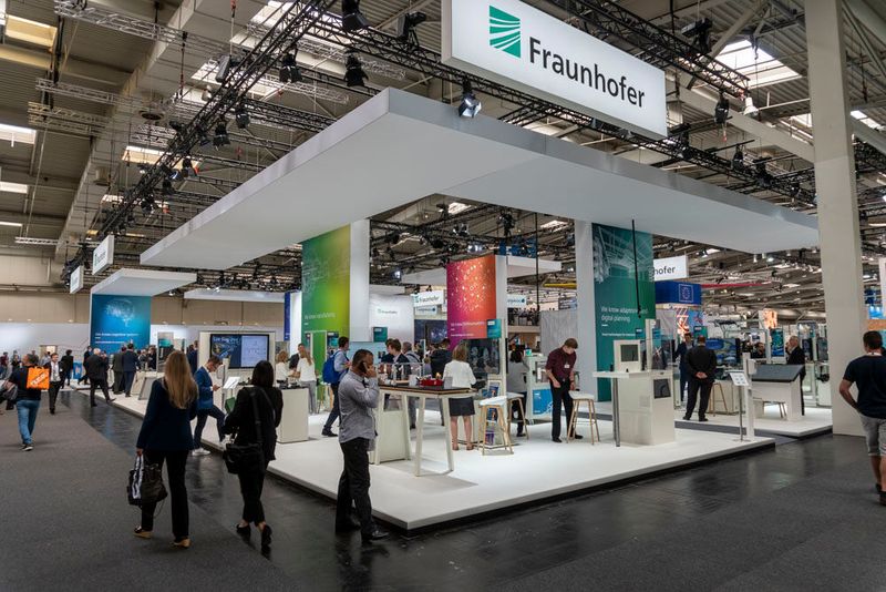 Am großen Fraunhofer-Stand konnten Interessierte unter anderem auch erfahren, wie eine virtuelle Steuerung Aktoren in Echtzeit aus der Cloud heraus steuern soll. Möglichmachen will das die mit mit dem Forschungspartner German Edge Cloud entwickelte Fraunhofer Edge Cloud, indem sie auf Time-Sensitive Networking und 5G setzt. Der so zwischen Feld- und Cloud-Ebene mögliche Datenaustausch in Echtzeit sowie das Neuaufspielen von Steuerungsalgorithmen oder auch die Integration von KI-Modellen in den Prozess sind Vorteile der virtualisierten Steuerung. (Bild: Vogel Communications Group)