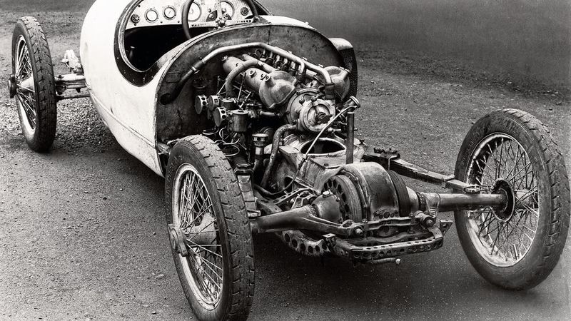 Ein Benz RH 2-l-Tropfenform-Rennwagen: Die Abkürzung „RH“ steht für Rennwagen Heck. Da sich der Motor zwischen den Achsen befindet, handelt es sich um einen astreinen Mittelmotortyp. Den Wagen gab es in drei Versionen. Die erste hatte einen Vierzylindermotor und eine nach unten gebogene vordere Starrachse. Die zweite und dritte Version (Bild) besaß einen zwei Liter großen Sechszylinder-Reihenmotor mit vier Ventilen pro Zylinder. Dieser leistete zwischen 80 und 90 PS. (Bild: Mercedes-Benz)