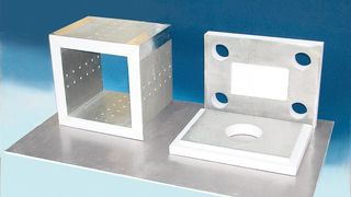 Das Besondere an der nanoporösen Dämmplatte mit Glimmerfolie ist die staubfreie Bearbeitung.  Bild: Promat (Archiv: Vogel Business Media)