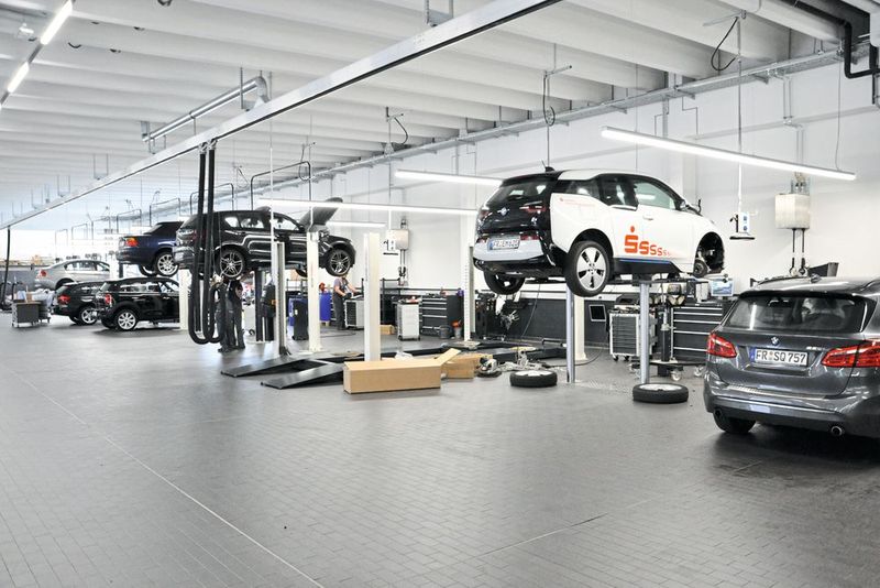 Die Werkstatt verfügt über 21 Arbeitsplätze. (Bild: Wehner / »kfz-betrieb«)