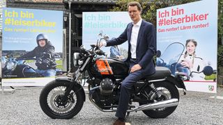 Das Thema Lärm durch Bikes beschäftigt aktuell zahlreiche Menschen. Eine aktuelle Änderung des Straßenverkehrsgesetzes hat darauf jedoch keinen Einfluss. (Bild: picture alliance/dpa)