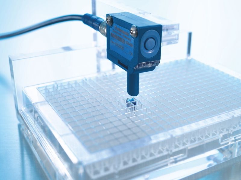 Stattet man den zws-7 mit der Sound-Pipe aus kann in Bohrungen und Öffnungen mit einem Durchmesser von weniger als 5 mm gemessen werden. Dazu wird die Sound-Pipe direkt über der Messstelle positioniert. (Bild: Microsonic)