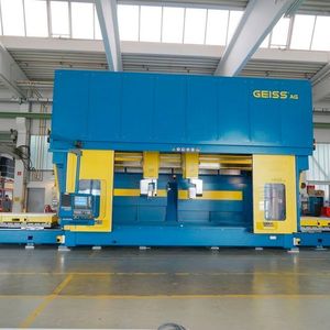 So sehen die Geiss-Anlagen zum Fräsen und Ultraschallschneiden von Honeycombs der dritten Generation aus. Sie arbeitet unter anderem mit Linearmotoren in X- und Y-Achse, und kommt quasi ohne verschleißende mechanische Komponenten aus, was die Maschinenverfügbarkeit deutlich erhöht.