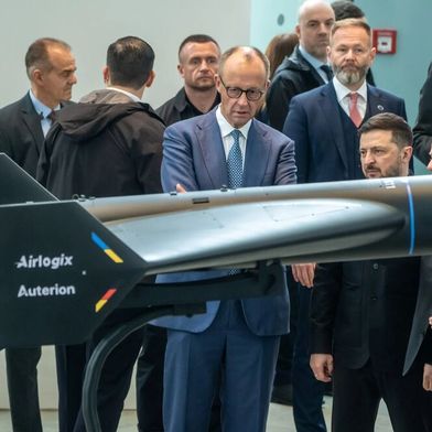 Hier sieht man eine Kamikaze-Drohne des Joint Ventures zwischen Auterion aus den USA und Airlogix aus der Ukraine, die im April auch den Bundeskanzler Friedrich Merz beeindruckte. Jetzt meldet man den Start der Massenfertigung von Drohnen in Deutschland ... (Bild: Auterion / Airlogix)