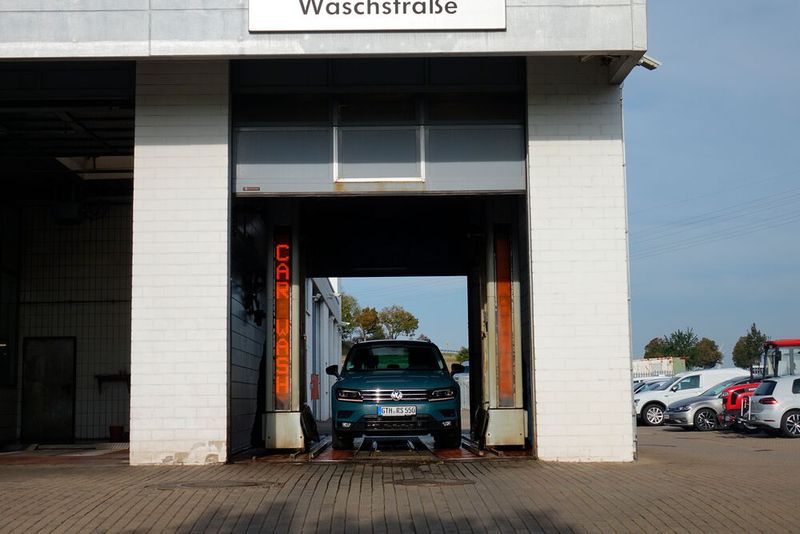 Nach getaner Arbeit werden die Fahrzeuge grundsätzlich durch die Waschstraße geschickt und sauber übergeben. (Bild: Schreiner/»kfz-betrieb«)