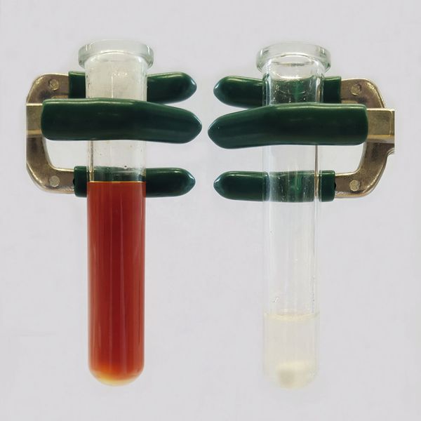 Abb. 1: a) Reaktionsmischung bei der konventionellen, Aluminiumchlorid-katalysierten Synthese; b) klare Schmelze nach Reaktion mit der Mikrowellenmethode (Bild: Uni Düsseldorf)