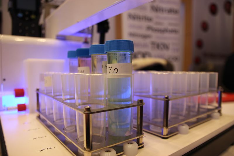 Für den „Show-Effekt“ eignen sich gefärbte Flüssigkeiten, wie hier die pH-Lösungen im Proben-Sampler am Stand von Seal  Analytical.  Weitere Infos zu den kommenden LAB-SUPPLY-Messen finden Sie auf www.lab-supply.info.  (LABORPRAXIS, C. Lüttmann)