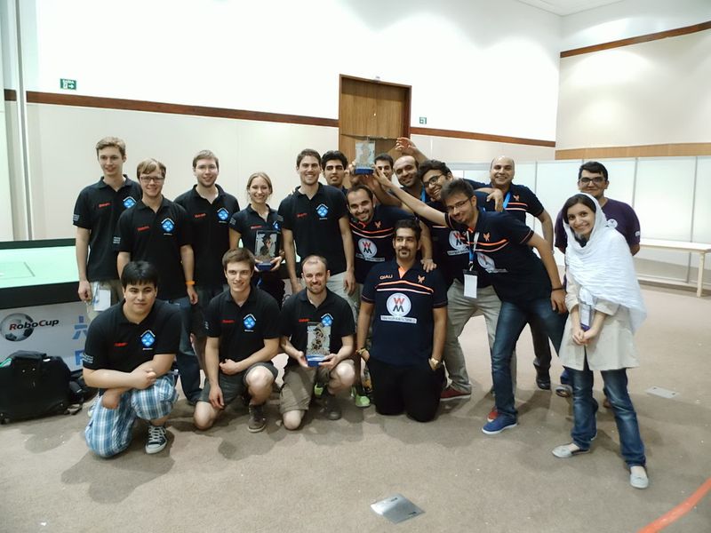 Nach der Weltmeisterschaft ist vor der Weltmeisterschaft! Während die Fußball-Weltmeister schon ihren verdienten Urlaub genießen, mussten die deutschen Roboter-Weltmeister noch in Brasilien schwitzen. Doch alle Anstrengungen haben sich gelohnt, Deutschland ist zum zweiten Mal Weltmeister in 2014. Das Team der TU Darmstadt gewann die RoboCup-Weltmeisterschaft in Brasilien mit dem Rettungsroboter Hektor. (RoboCup 2014)