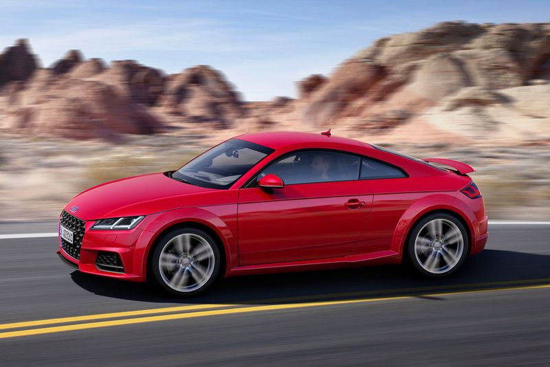Serienmäßig ist der TTS mit Allradantrieb ausgestattet und einen Zentimeter tiefer liegend als die Standard-TT-Modelle. (Audi)