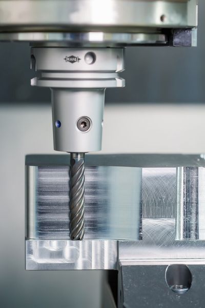 Schöpft das Potenzial moderner Trochoidalstrategien aus: Der neue Optimill Tro Uni von Mapal ist auf stabile Prozesse und hohe Zeitspanvolumina beim trochoidalen Fräsen ausgelegt (Bild: Mapal)