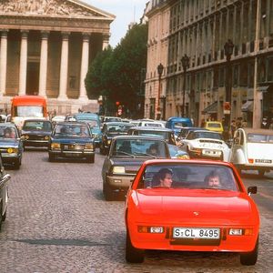Neue Zeit: Der 924 eröffnet ab Mitte 1976 ein neues Kapitel bei Porsche. Frontmotor, Transaxle-Konzept, klare Linien und viel Platz für Passagiere und Gepäck – im Pariser Stadtverkehr erscheint der jüngste Porsche wie eine Zukunftsvision.(Bild:  Porsche AG)