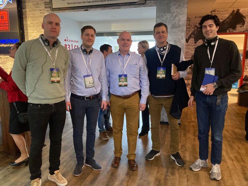Zum ersten Mal in Berlin beim Macmon-Partnertag: Ed Wilkes (m., Belden) mit den nordischen Partnern (v. l.) Morten Alesaker (Adeptor AB), Sigbjorn Stangeland (Adeptor AB), Luc Devos und Wesley Willems (Microton) (Bild: Macmon Secure)