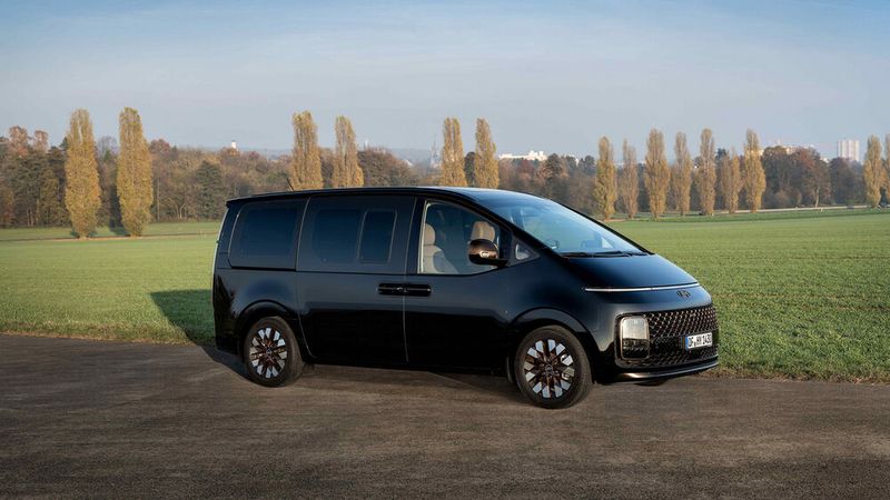 Der Hyundai-Van kommt zurück aus der Zukunft. So zumindest sieht er aus. Große glatte Flächen, schnörkellos und mit dunkel getönten Scheiben erinnert er an einen ICE-Triebkopf abseits der Gleise. (Bild: Autoren-Union Mobilität/Hyundai)