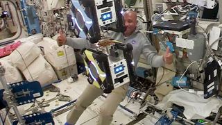 Man hat`s gepackt! US-Astronaut Victor Glover testete den geckomäßigen Andockmechanismus vom INM Ende letzten Jahres mit Erfolg auf einer ISS-Mission. (TU Braunschweig)