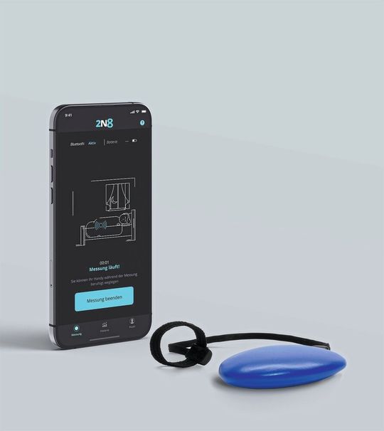 2N8 besteht aus einer textilen Sensormanschette, einem Steuermodul zur Datenerfassung und der 2N8 App.(Bild:  2N8life GmbH)