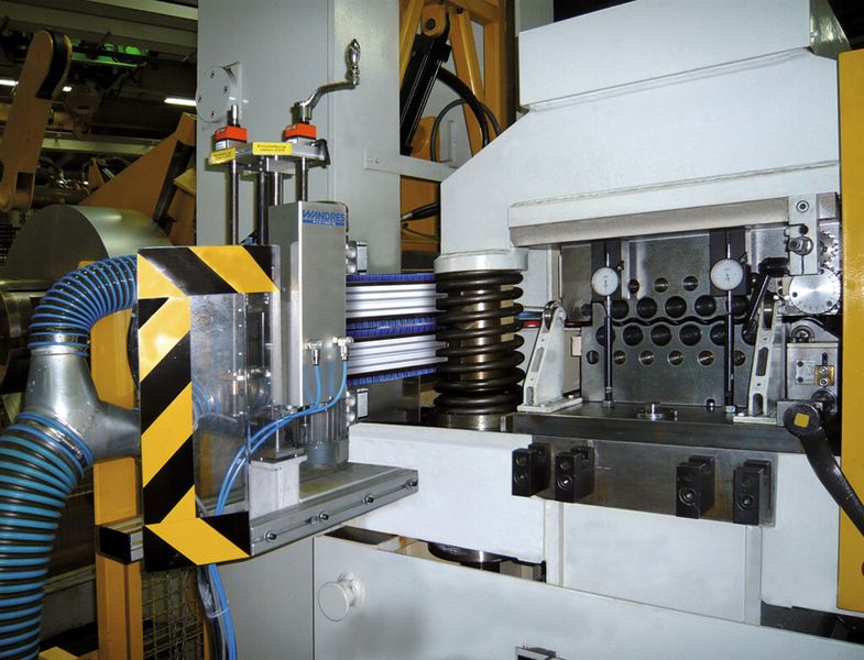 Schwertbürsten entfernen Partikel vom Blech, damit sie in der Produktion keinen Ausschuss verursachen können. (Bild: Wandres GmbH)