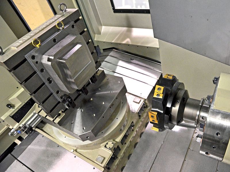 Bild 1: Das optimale Zusammenspiel von Horizontalbearbeitungszentrum, Spindelanschluss und Werkzeug erhöht beim Fräsen von Titanwerkstücken die Zerspanrate. (Bild: Kennametal)