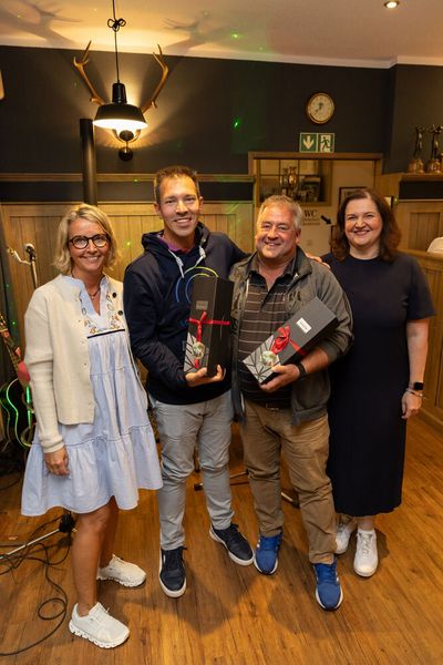 Stephanie Steen (l.) und Lilli Kos (IT-BUSINESS) gratulieren Manuel Köbler (esko-systems) und Michael Oswald (HW Holding). (Bild: © Hans Breitenfellner (hochzeit-in-bildern.de))