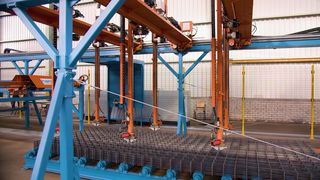 Sechs Greifer heben die Baustahlmatte an, Servoantriebe von Mitsubishi Electric sorgen für deren Bewegung in alle drei Raumrichtungen. (Bild: hambi Maschinenbau)