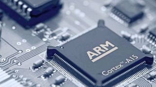 Wird Arm vom reinen Lizenznehmer zum Chip-Anbieter? Ein solcher Schritt würde in der Elektroniklandschaft den bislang neutralen Akteur zu einem Konkurrenten auf dem Prozessorenmarkt machen – mit weitreichenden Konsequenzen. (Bild: Arm)