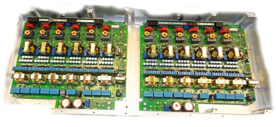 Bild 1: Diese sechsfach geregelten, stromkaskadierten Frontendstufen werden über eine Prozessoreinheit beliebig geregelt parallelgeschaltet für n x 3 kW/5 kW dynamisch. Bild 1: Diese sechsfach geregelten, stromkaskadierten Frontendstufen werden über eine Prozessoreinheit beliebig geregelt parallelgeschaltet für n x 3 kW/5 kW dynamisch.