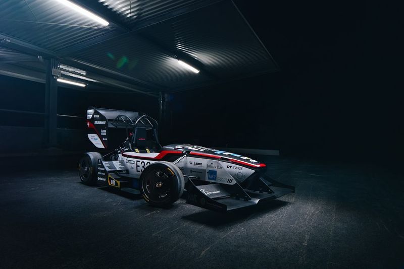 Der Elektro-Rennwagen „grimsel“ des Formula Student Teams der ETH Zürich hat den bisherigen Beschleunigungsweltrekord für Elektroautos gebrochen: In 1,513 s und innerhalb von weniger als 30 m beschleunigte das Fahrzeug von 0 auf 100 km/h. (Bild: ETH Zürich)