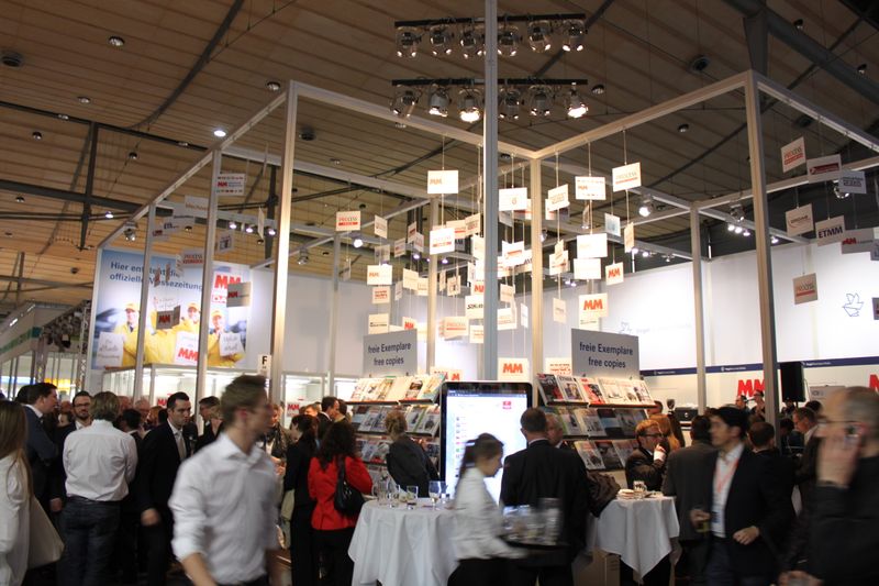 Am Dienstagabend wurde bei der Vogel Business Media am Messe-Stand in Halle 9 traditionell auf eine erfolgreiche Hannover Messe 2014 angestoßen. Gute Gespräche und Live-Musik von der Band „Famos“ sorgten bei den zahlreichen Standpartygästen für eine ausgelassene Stimmung. (Siegl/Vogel Business Media)