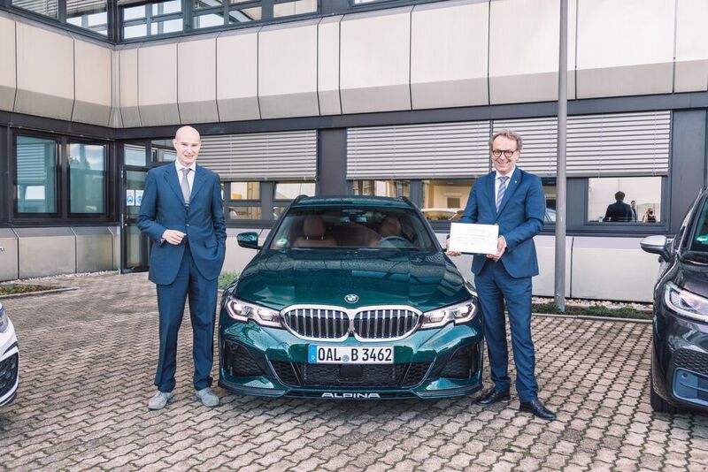 In der „Performance“-Klasse hat Alpina den ersten Preis erhalten, für den BMW Alpina B3. Im Bild: Andreas Bovensiepen, Geschäftsleitung Alpina (r.) und Jens Meiners. (Des Sellmeijer)