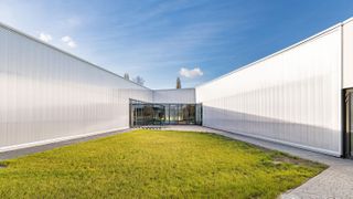 Der preisgekrönte Kindergarten in Bobrownike ist ein Vorzeigeobjekt für die gelungene Kombination von Polycarbonat mit weiteren ungewöhnlichen Fassadenmaterialien. (Bild: Exolon Group)