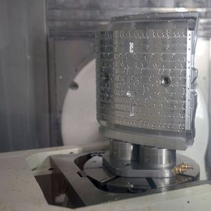 Auf den Grob-Maschinen werden die Reifenformen für die Kunden von King Machine hergestellt.(Bild:  Grob-Werke GmbH & Co. KG)