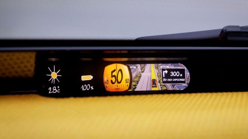 Klare Anzeige: Das Mini-Display mit Lupentacho, Ladestands- und Temperaturanzeige und Navi-Karte. (Bild: Citroën)
