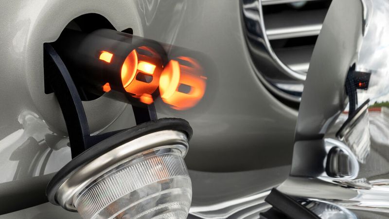 Unter anderem mit Platzpatronen gefüllte Maschinengewehre hinter den Scheinwerfern sind bei dem DB5 dabei.  (Bild: Max Earey/Aston Martin)