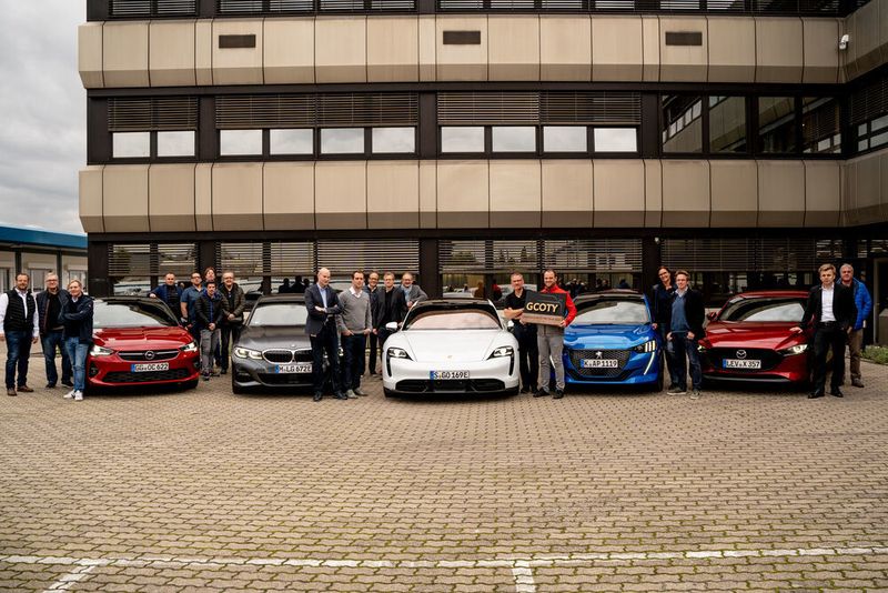 Den Titel holte sich der Porsche Taycan vor dem BMW 3er, dem Opel Corsa, dem Mazda 3 und dem Peugeot 208. Beachtlich: „Alle Finalisten wurden als sehr gut bewertet, sie lagen nahe beisammen“, fasste Bernd Hitzemann, Vice President Automotive beim Beratungsunternehmen Prime Research, das Ergebnis zusammen.  (Des Sellmeijer/German Car of the Year)