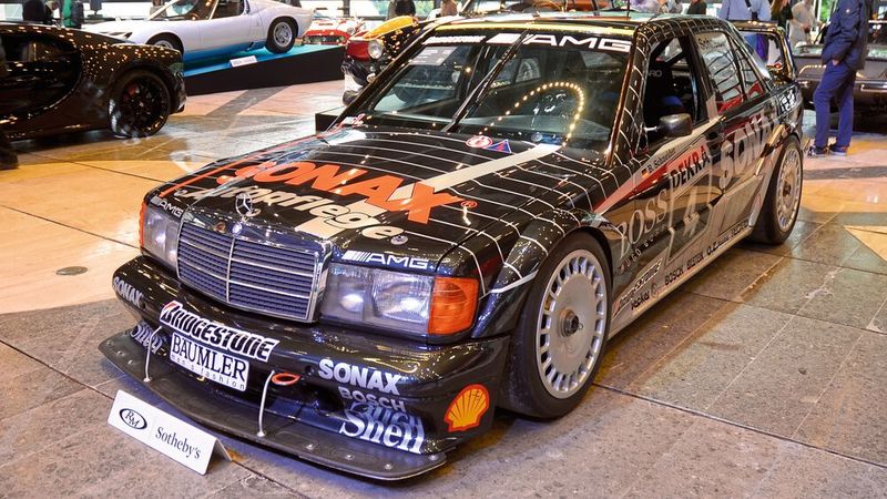 Die Summe von 455.000 Euro erbrachte dieser Mercedes-Benz 190E Evolution II, den einst Bernd Schneider in der DTM-Saison 1992 pilotierte. Er nahm an allen 24 Meisterschaftsläufen teil und holte vier Rennsiege. Anschließend erwarb ihn das DTM-Juniorteam und setzte ihn 1993 für das Mercedes-Benz-Wunderkind Sandy Grau in der Meisterschaft ein, in der er neun weitere Top-10-Platzierungen erreichte, darunter Platz 6 in seinem letzten DTM-Rennen auf der Avus. (Bild: Classic Analytics)