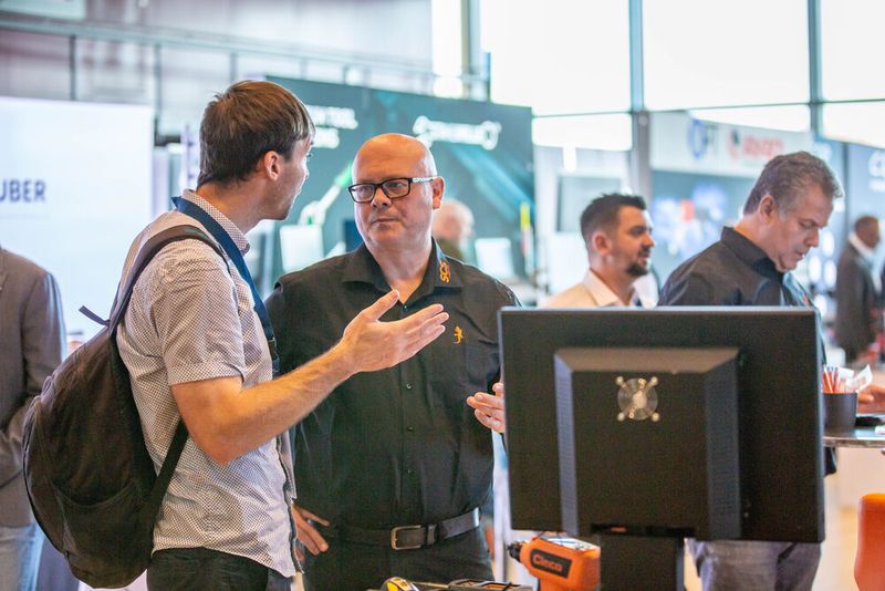 Gerade der fachliche Austausch unter den Schraubexperten untereinander ist das, was die Regionalmesse Schraubtec ausmacht. (Bild: Amelie Jehmlich/ART n Photo)