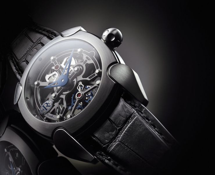 COLLECTION WITNESS: Carrure façonnée pour accueillir également un Tourbillon manufacture squelette MRC800 et un Tourbillon Manufacture Saphir MRC700 à remontage mécanique. Fonctions heure et minute. Reserve de marche de 72 heures avec mécanisme de remontage visible par le fond. Aiguilles facettes polies. Cornes en forme de griffes accueillant un bracelet alligator avec boucle déployante. Etanchéité jusqu’à 30 mètres. (Image: Manufacture Rodolphe Cattin)