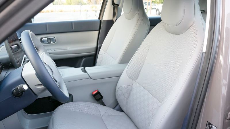 Das Platzangebot vorne ist gut. Allerdings könnten die Sitzflächen seitlich etwas besser stützen. Die Kopflehnen sind zudem nicht in der Höhe verstellbar. (Bild: Leapmotor)