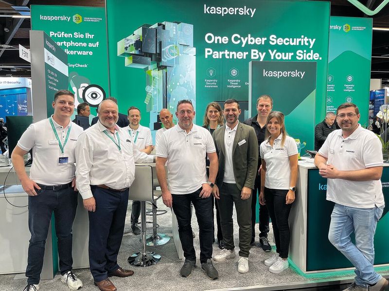 Großes Team-Treffen auf dem Kaspersky-Stand. (Bild: Vogel IT-Medien GmbH)