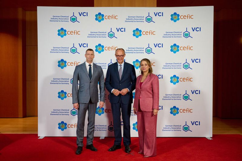 VCI-Präsident Markus Steilemann, Bundeskanzler Friedrich Merz, Cefic-Präsidentin Ilham Kadri. (Bild: VCI/ André Groth)