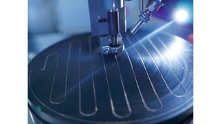 Auch bei bitterkalten Temperaturen bleiben messtechnische Systeme am Auto jetzt sicher eisfrei! Der Grund ist, dass man jetzt bei der Herstellung beheizbarer Kunststoffteile mit innenliegenden Heizdrähten mehr Deignfreiheit bei der Drahtgeometrie genießen kann. Wie das geht, macht das Unternehmen Ruhlamat vor: Per Sonotrode wird zwischen Draht und Kunststoff Reibung erzeugt. Der Kunststoff schmilzt partiell auf und der Draht kann so gut integriert werden – mit kraftgesteuertem Einsinkweg, heißt es. (Ruhlamat)