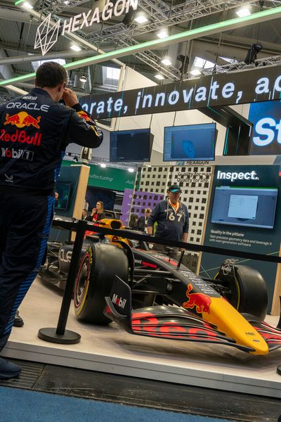Die Milton-Keynes-Anlage von Oracle Red Bull Racing zeichnet sich durch ein hochpräzises Herstellungsverfahren aus, das auf moderner Technologie basiert. Geschwindigkeit ist entscheidend; mit über 20.000 Designänderungen pro Saison müssen alle Teile beim ersten Mal exakt gefertigt werden. Hexagons Messtechnik soll präzise Qualitätskontrollen ermöglichen, was zu einer Halbierung der Fehlerquote auf der Strecke führe und die Effizienz des Produktionsprozesses steigere. (Bild: Vogel Communications Group)