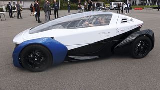 Das Konzeptfahrzeug des DLR soll zu einem markttauglichen Roadster mit Brennstoffzellenantrieb weiterentwickelt werden. (Bild: Hartmut Hammer)